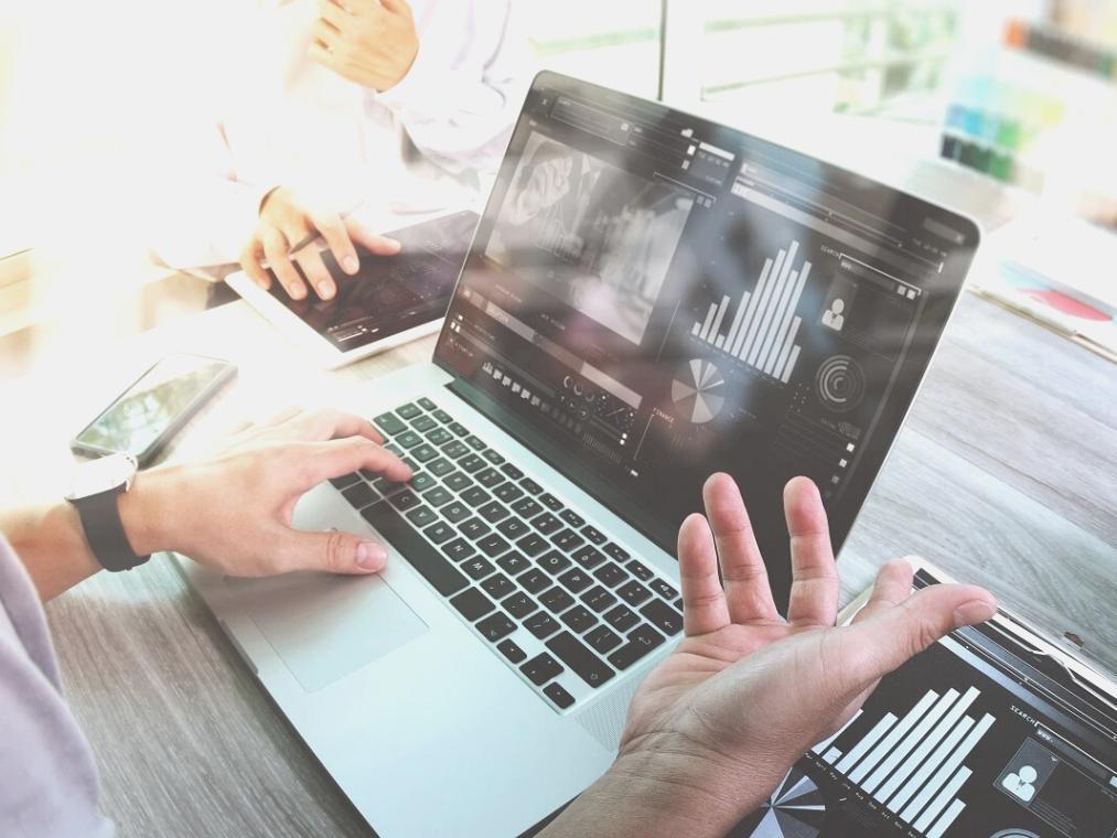 Zdjęcie przedstawiające rozwój platformy edukacyjnej od początków